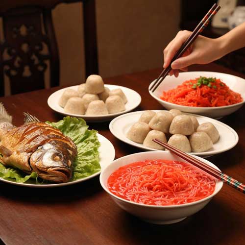 Educational infographic showing traditional Chinese New Year foods like fish, dumplings, and nian gao with their symbolic cultural meanings explained